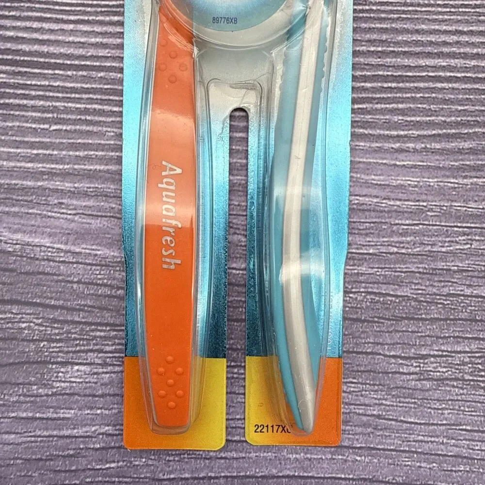 2 Pack VTG Aquafresh Toothbrush (39) Medium Compact Extreme Clean NOS 2003 USA